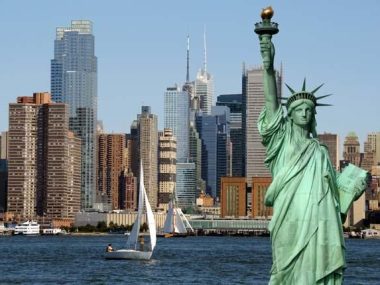 Picture of the statue of liberty in New York City.