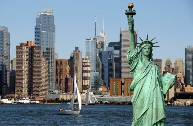 Picture of the statue of liberty in New York City.